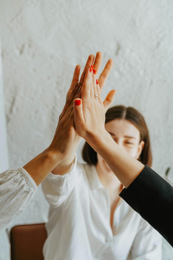 groupe de femmes qui se tiennent la main