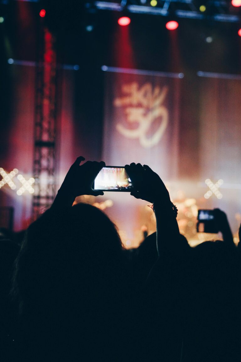 Capturing the vibrant atmosphere of a live concert in Barcelona's bustling nightlife.