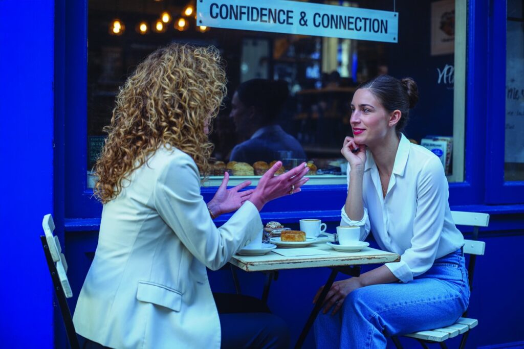 femmes assises a un café