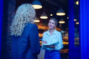 2 femmes discute devant une boulangerie