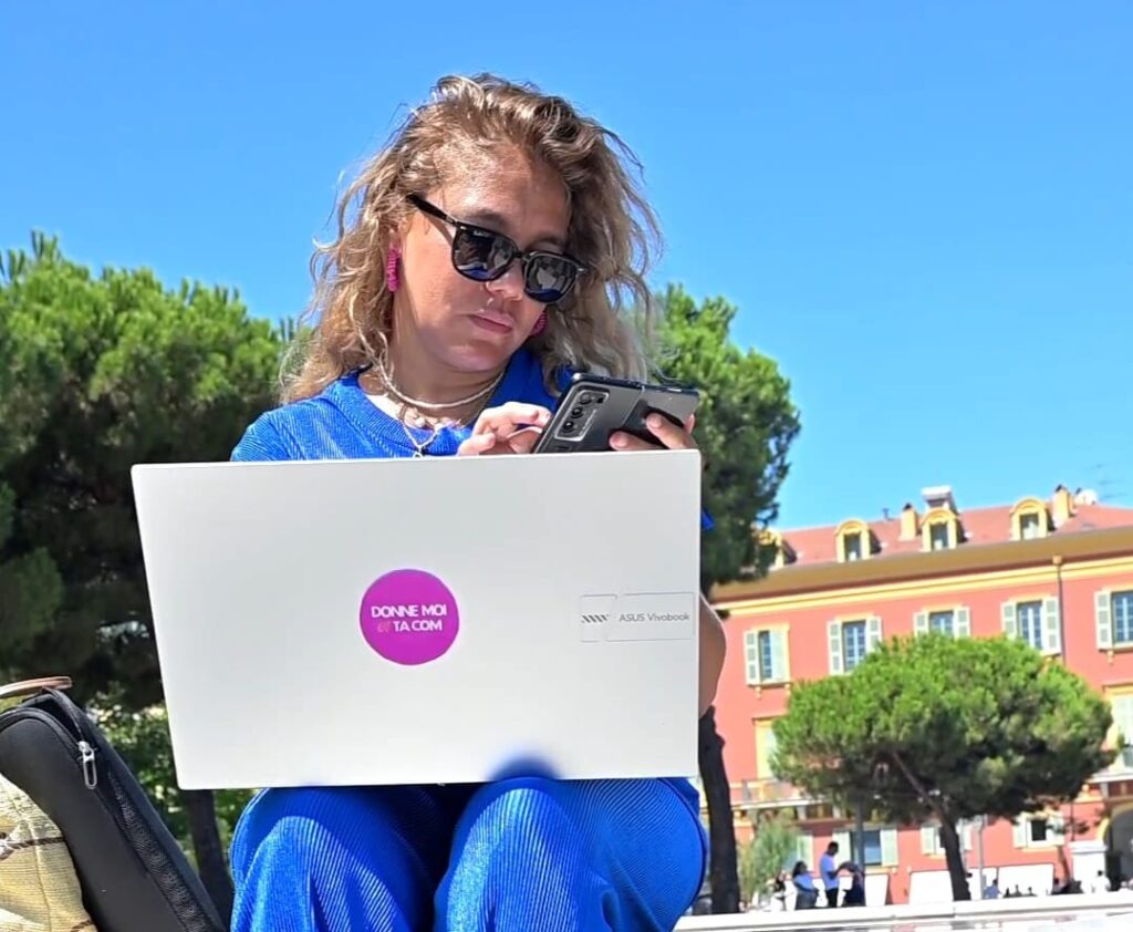 une femme avec un ordinateur assise sur un banc