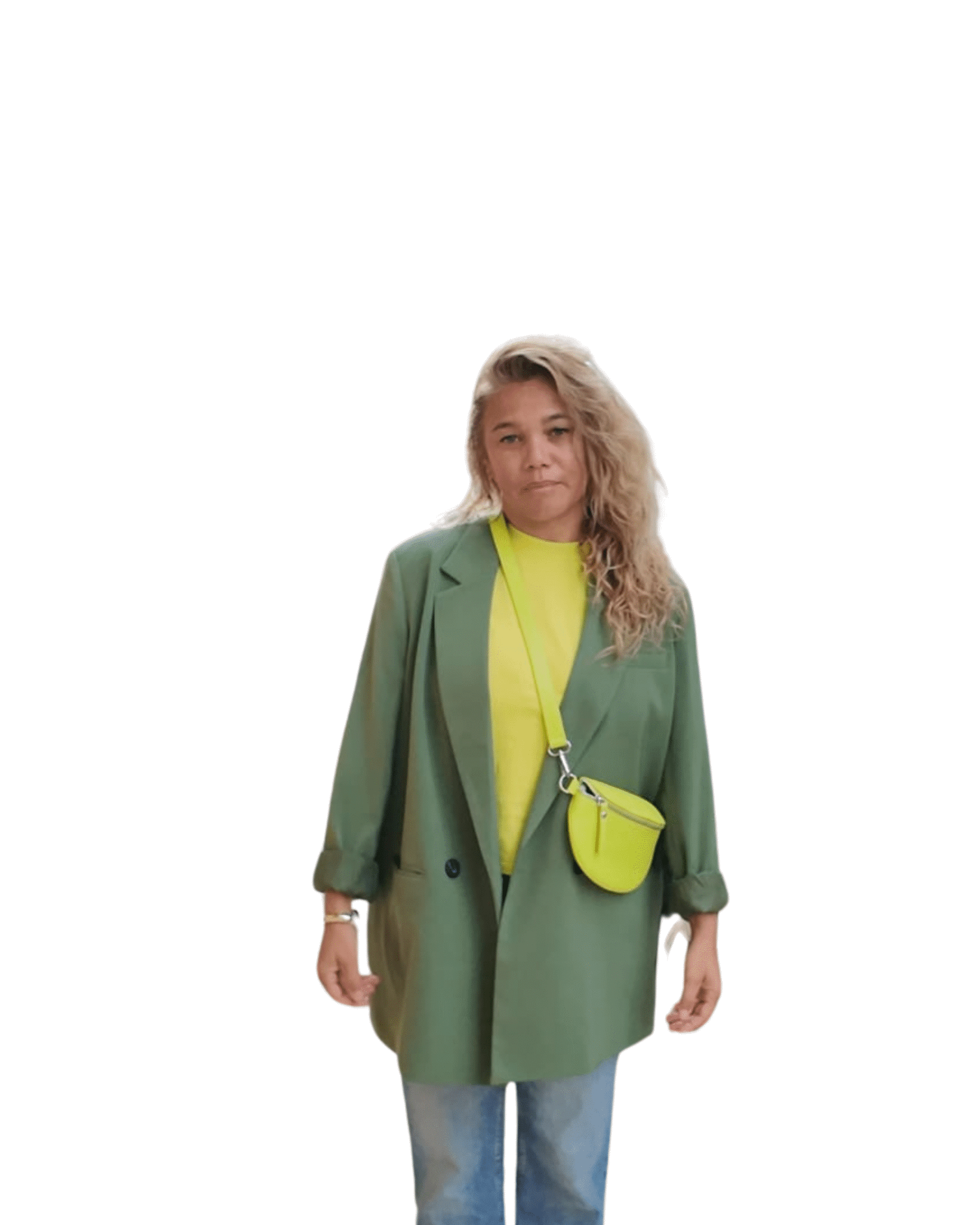 une femme debout avec une veste verte