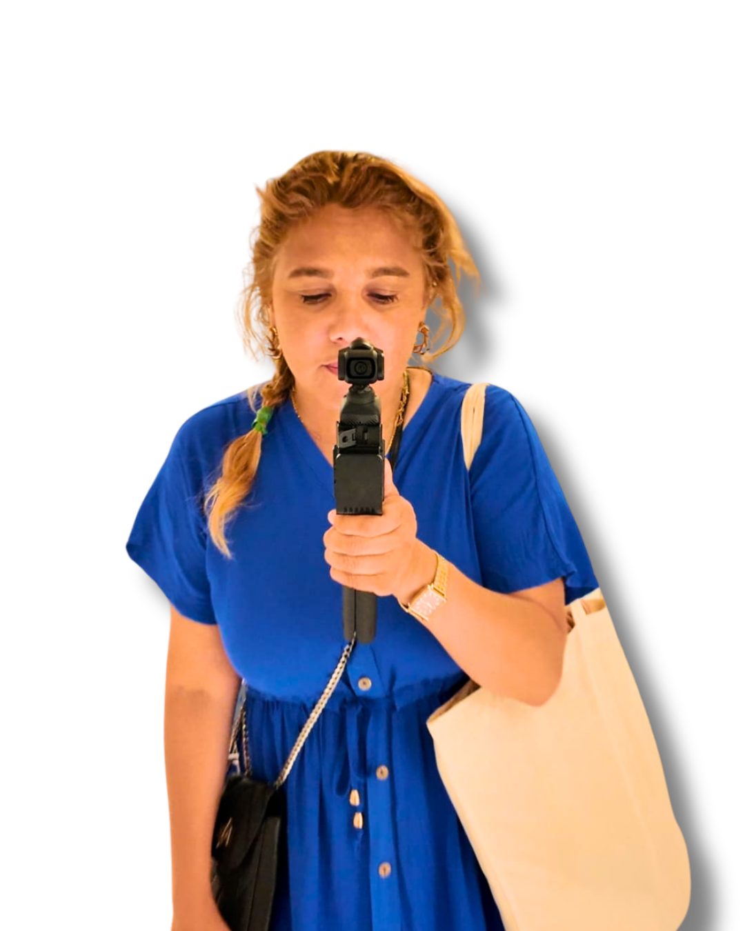 une femme vetue d'une robe bleu tiens une caméra